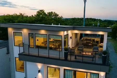 Modern Luxury Hot Tub Mini Golf Elevator Views Vila